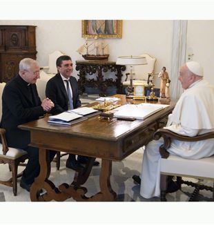 Abp Filippo Santoro i Davide Prosperi z Papieżem Franciszkiem podczas prywatnej audiencji 15 stycznia 2024 (Vatican Media/Catholic Press Photo)