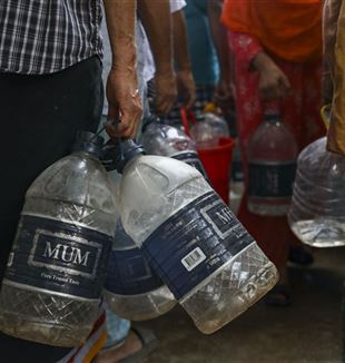 Robienie zapasów wody w Dhace w Bangladeszu z powodu suszy (Kazi Salahuddin Razu/NurPhoto via Getty Images)