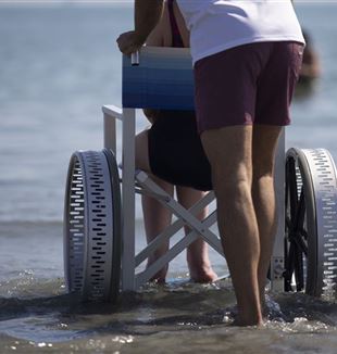 Osoba niepełnosprawna na wyposażonej plaży Punta Marina Terme (Rawenna)