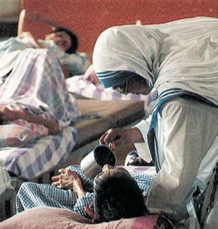 Siostry Misjonarki Miłości Matki Teresy z Kalkuty pomagające choremu w szpitalu polowym (Ansa-Sfor)