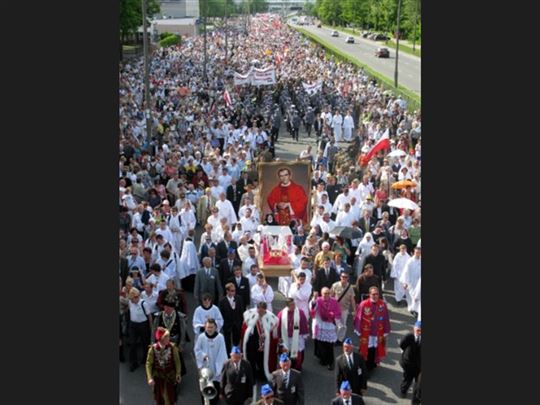 Uroczysta procesja z relikwiami bł. ks. Popiełuszki po Mszy Świętej beatyfikacyjnej, 6 czerwca 2010; źródło Wikipedia