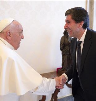 Davide Prosperi pozdrawia Ojca Świętego po prywatnej audiencji (Vatican Media/Catholic Press Photo)