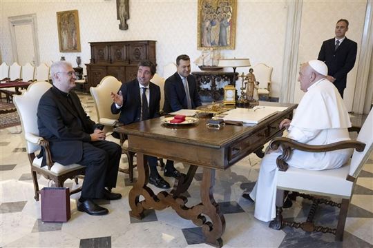 Davide Prosperi na audiencji u papieża z ks. Andrea D'Auria i Marco Melato (Vatican Media/Catholic Press Photo)