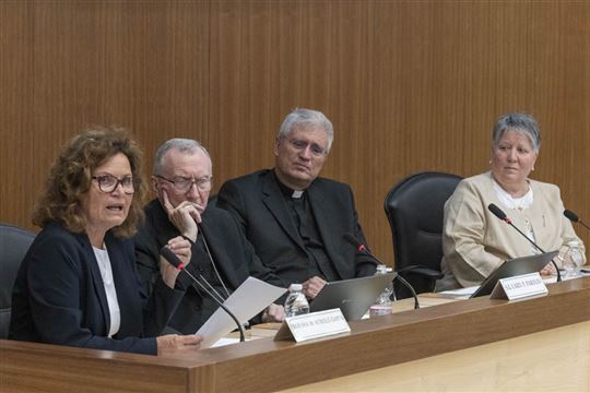 Od lewej, Monica Scholz-Zappa, kardynał Pietro Parolin, ksiądz Andrea D'Auria i Michelina Tenace (fot. Paolo Galosi)