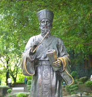 Pomnik Matteo Ricci w centrum Makao (fot. Wikimedia Commons)