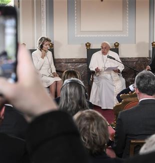 Papież w Pałacu Królewskim w Brukseli wygłasza przemówienie do belgijskich władz (fot. Ansa)