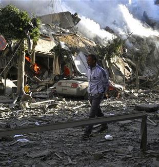 Ulice Bejrutu po zamachu bombowym (fot. Ansa/Epa/Wael Hamzeh)