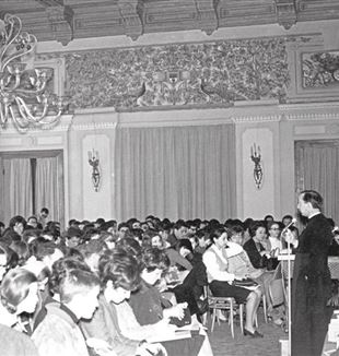 Ksiądz Giussani głosi Ćwiczenia duchowe na Wielkanoc 1967 r. w Centrum Péguy`ego w Cadenabbia, nad jeziorem Como