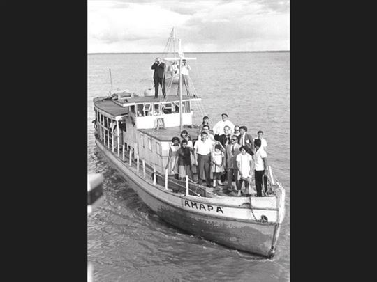 Emilio Brughera na dachu statku, którym płynie do Macapá wzdłuż Amazonki, 19 marca 1966; u jego boku (w ciemnym garniturze) Marcello Candia