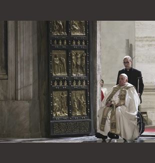 Papież Franciszek otwiera Drzwi Święte w Bazylice św. Piotra, inaugurując Jubileusz (© Catholic Press Photo)