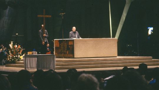 Lourdes, 17 października 1992 r. Ksiądz Giussani podczas wprowadzenia do Drogi Krzyżowej (©Bractwo CL)