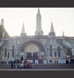 Lourdes, 17 października 1992 r. Procesja eucharystyczna na cmentarzu Bazyliki Różańcowej (©Anna Ascione/Bractwo CL)