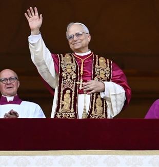 Nowy papież, kardynał Robert Francis Prevost, który wybrał imię Leone XIV, błogosławi wiernych w San Pietro, 8 maja 2025 (©Ansa/Vatican Media)