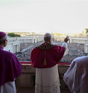 Papież Leon XIV pozdrawia Plac Świętego Piotra (©Ansa/Vatican Media)