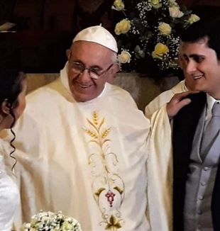 Claudia i Giuseppe z papieżem Franciszkiem w dniu ich ślubu
