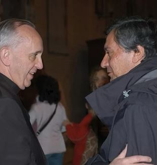 Lucio Brunelli z ówczesnym arcybiskupem Buenos Aires, kardynałem Jorge Mario Bergoglio, przed bazyliką św. Wawrzyńca w Rzymie, 3 czerwca 2006 (©Paolo Galosi)