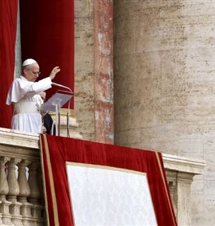 Papież Leon XIV podczas Regina Caeli (©Ansa/Andrea Solero)