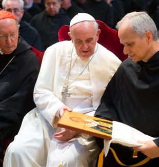 Przyszły Leon XVI z papieżem Franciszkiem na spotkaniu Ojca Świętego z augustianami w 2013 r. (©Catholic Press Photo)