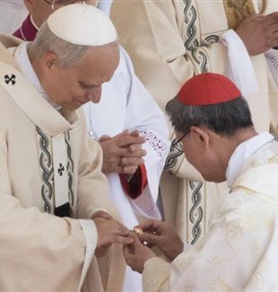 Papież Leon XIV otrzymuje pierścień rybaka od Luisa Antonio Tagle podczas Mszy Świętej na rozpoczęcie pontyfikatu. Rzym, Watykan, 18 maja 2025 r. (©Andrea Colarieti / Catholic Press Photo)