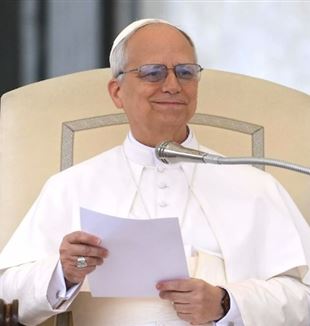 Papież Leon XIV podczas pierwszej audiencji na Placu Świętego Piotra w Watykanie, Rzym, 21 maja 2025 r. (©Ansa/Vatican Media)