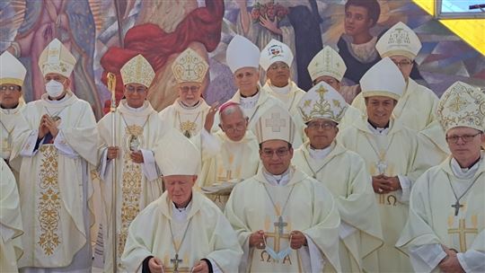 Bp Lino Panizza wraz z innymi duchownymi, w tym z bp. Robertem Francisem Prevostem (po lewej), gdy w 2022 r. żegnał się ze swoją diecezją