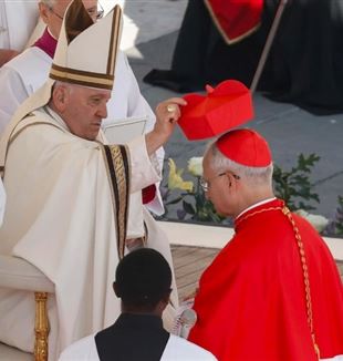 Kardynał Robert Francis Prevost otrzymuje biret od papieża Franciszka (©Ansa/Giuseppe Lami)
