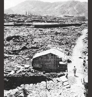 Nagasaki sfotografowana 14 września 1945 r., niewiele ponad miesiąc po wybuchu bomby atomowej zrzuconej przez USA