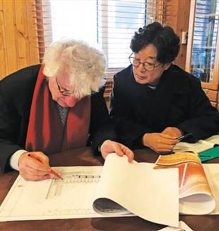 Architekt Mario Botta z koreańskim księdzem Lee Sangaakiem