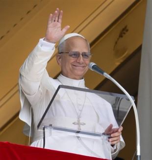 Papież Leon XIV odmawia modlitwę Anioł Pański na Placu Świętego Piotra w dniu swoich 70. urodzin (©Ansa/Vatican Media)