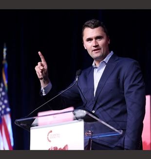 Charlie Kirk podczas wiecu w Arizonie w maju (©Ansa/Gage Skidmore/ZUMA Press Wire)