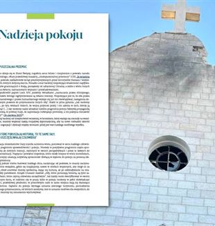 Ulotka CL. W tle zniszczony kościół w Gazie (©Łaciński Patriarchat Jerozolimy)