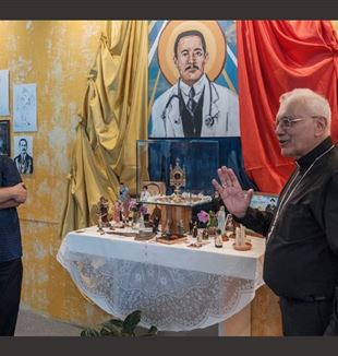 Kard. Baltazar Porras, emerytowany abp Caracas (po prawej), z przewodniczącym CL w Wenezueli, ks. Leonardo Mariusem, na wystawie poświęconej bł. Hernandezowi podczas Meetingu w Rimini w 2023 r.