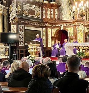 Fot.: Agnieszka Kazun; pożegnanie śp. Krystyny Borowczyk przez Ks. Proboszcza parafii, do której należała