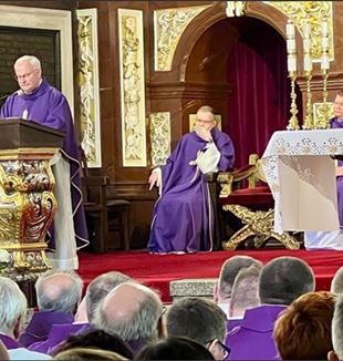 Ks. Jerzy Krawczyk wygłasza słowa pożegnania na pogrzebie śp. Krystyny
