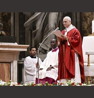 Papież Leon podczas Mszy Świętej z udziałem studentów uniwersytetów papieskich (©Ansa Epa/Vatican Media)
