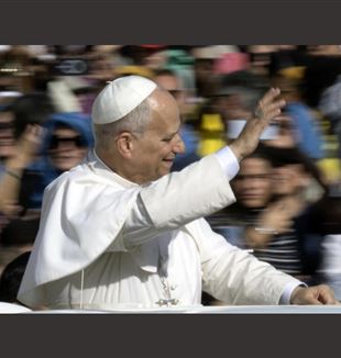 Papież Leon XIV przybywa na Plac św. Piotra na audiencję z wychowawcami (©Alessia Giuliani / Catholic Press Photo)