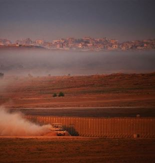 Izraelski czołg patroluje granicę z Gazą po podpisaniu zawieszenia broni