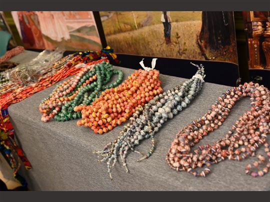 Naszyjniki wykonane przez Ugandyjki (©Olga Dubjaghina)