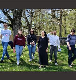 Grupa młodzieży z „parafii młodzieżowej” w Grenoble