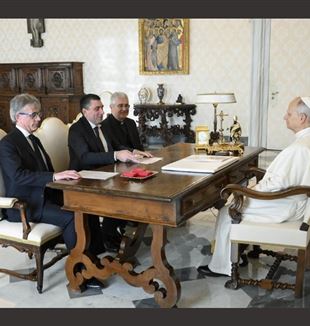 Od lewej: Alberto Brugnoli, Davide Prosperi i ksiądz Andrea D’Auria podczas prywatnej audiencji u Leona XIV 12 stycznia (©Catholic Press Photo)