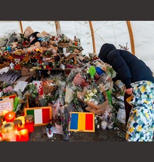 Crans-Montana, kwiaty z okazji tragedii sylwestrowej (Ansa/Philipp von Ditfurth/dpa)