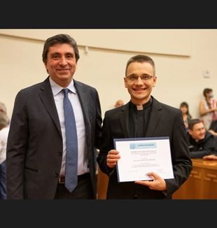 Ks. Mateusz Rachwalski z Davide Prosperim, przewodniczącym Bractwa CL podczas uroczystości wręczenia nagrody za najlepszą rozprawę doktorską poświęconą postaci i dziełu ks. Giussaniego