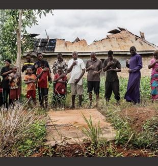 Modlitwa przed zbiorowym grobem w Yelwata (środkowa Nigeria). Ofiary zostały zamordowane maczetami przez pasterzy Fulani w czerwcu 2025 r.