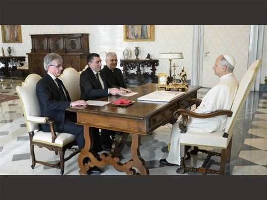 Od lewej: Alberto Brugnoli, Davide Prosperi i ksiądz Andrea D’Auria podczas prywatnej audiencji u Leona XIV