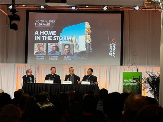 Spotkanie „A Home in the Storm” z Biskupem Charkowa Pawłem Honczarukiem i ks. Wojciechem Stasiewiczem, dyrektorem Caritas-Spes Diecezji Charków-Zaporoże. Spotkanie tłumaczyli Ewa Chruściel i Marek Basik (obecny na zdjęciu przy stole)