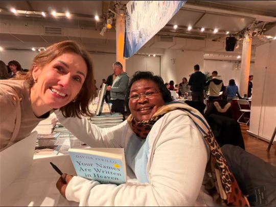 Razem z Rosę, rzy podpisywaniu książki Davide Perillo pt. „Your names are written in Heaven, The World of Rose Busingye”. Fot. Natalia Greszta