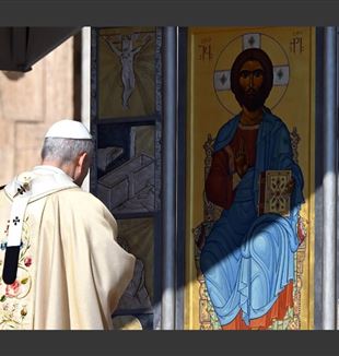 Papież Leon XIV podczas modlitwy w Niedzielę Wielkanocną (©Alessia Giuliani/Catholic Press Photo)