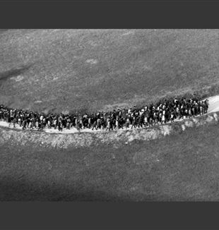 Droga Krzyżowa studentów z ks. Giussanim w 1976 roku (© Bractwo CL)