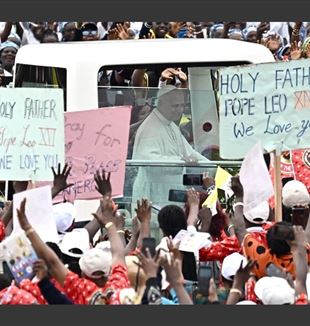 Papież Leon XIV na lotnisku w Bamendzie w Kamerunie, 16 kwietnia 2026 (©Ansa/Luca Zennaro)