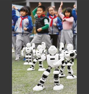 Chengdu, Chiny: miniroboty prowadzą zajęcia z tai chi na targach technologii edukacyjnych